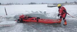 Ćwiczenia kazimierskich strażaków z zakresu ratownictwa lodowego na zbiorniku retencyjnym w Skalbmierzu