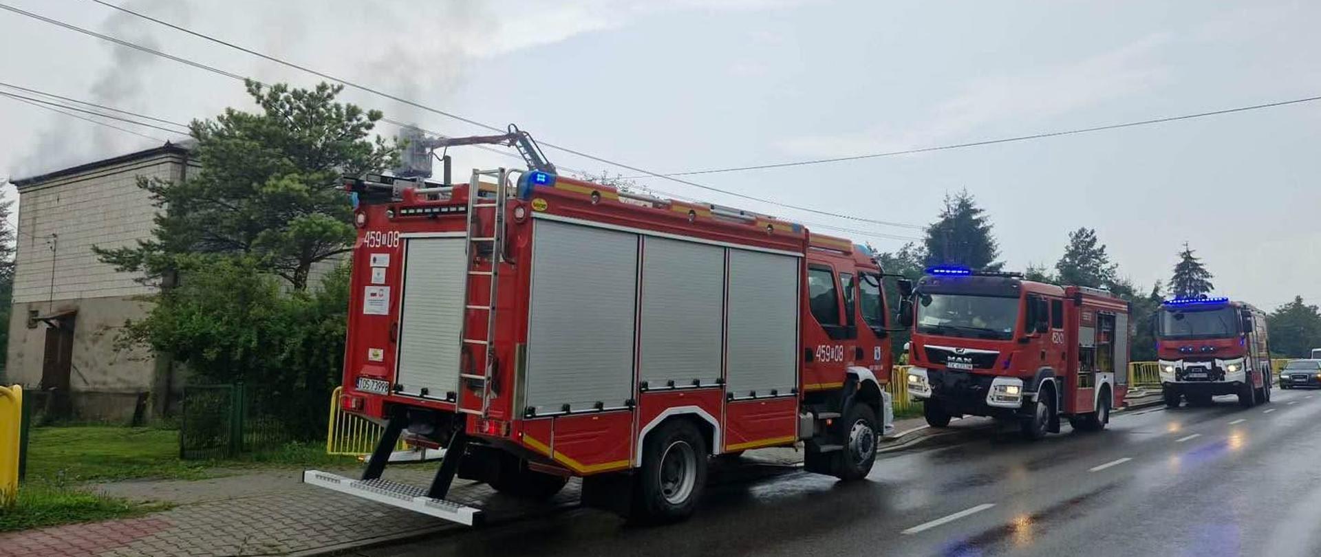 Widok na samochody ratowniczo-gaśnicze biorące udział w akcji 