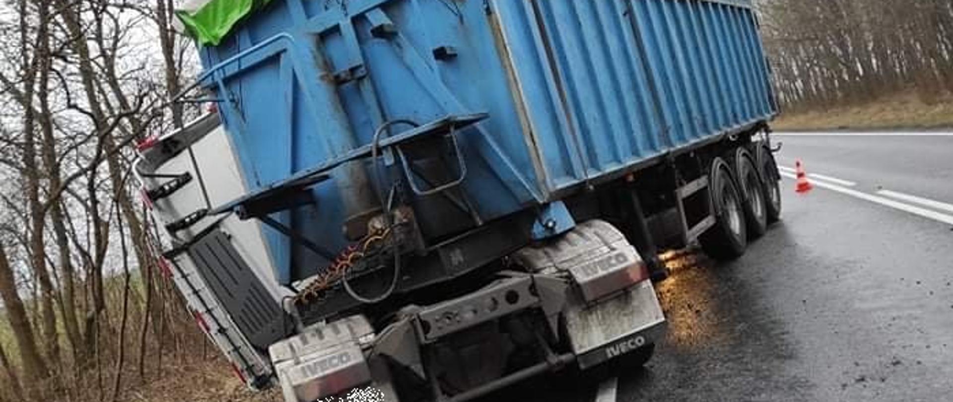 Ciągnik samochodu ciężarowego w przydrożnym rowie. Naczepa na drodze