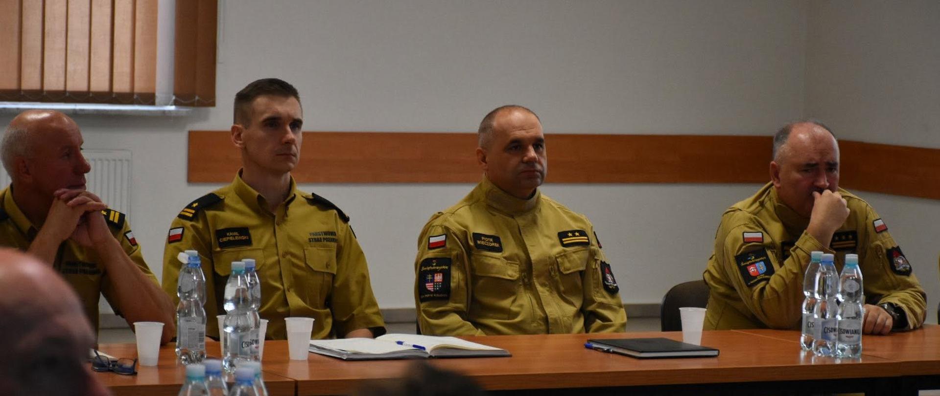 Uczestnicy ćwiczeń podczas podsumowania