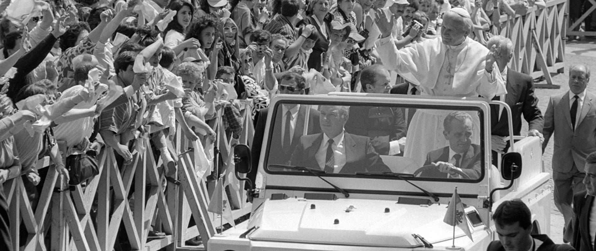 28.06.1989 Piazza San Pietro. Udienza generale del Papa Giovanni Paolo II. Il Santo Padre saluta i fedeli. 
