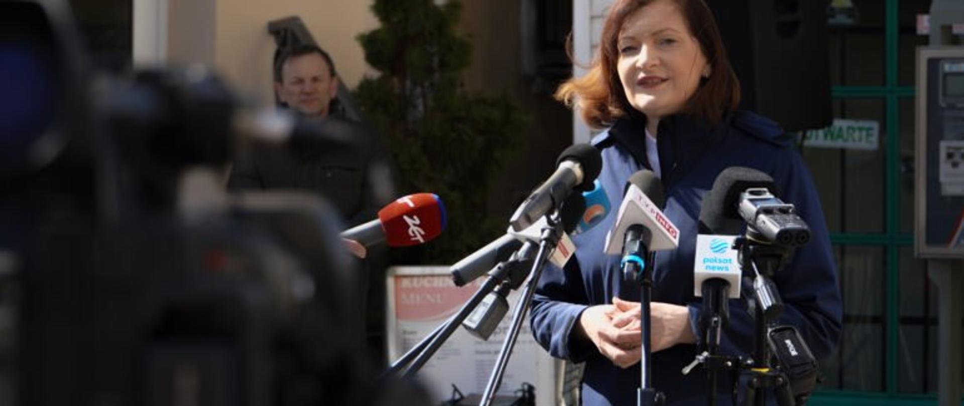 Wojewoda podkarpacki Ewa Leniart podczas konferencji prasowej podsumowującej dotychczasową współpracę administracji rządowej z organizacjami pozarządowymi