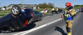 Strażacy prowadzący działania ratownicze podczas wypadku drogowego na obwodnicy Pińczowa