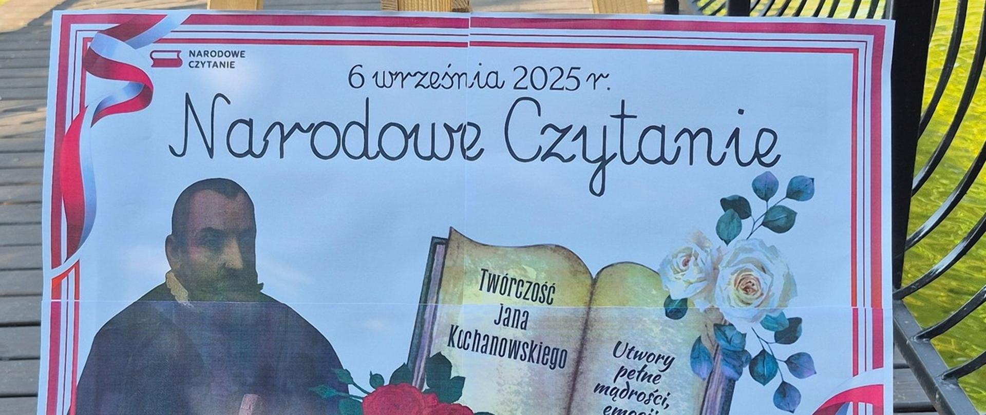 Na zdjęciu widzimy plakat popularyzujący akcję Narodowego Czytania z tegorocznym bohaterem akcji - Janem Kochanowskim. Z lewej strony plakatu jest postać Jana Kochanowskiego, z prawej strony plakatu jest otwarta książka z napisem:" Twórczość Jana Kochanowskiego. Utwory pełne mądrości, emocji i piękna".