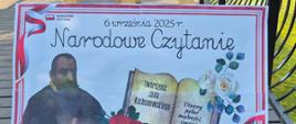 Na zdjęciu widzimy plakat popularyzujący akcję Narodowego Czytania z tegorocznym bohaterem akcji - Janem Kochanowskim. Z lewej strony plakatu jest postać Jana Kochanowskiego, z prawej strony plakatu jest otwarta książka z napisem:" Twórczość Jana Kochanowskiego. Utwory pełne mądrości, emocji i piękna".