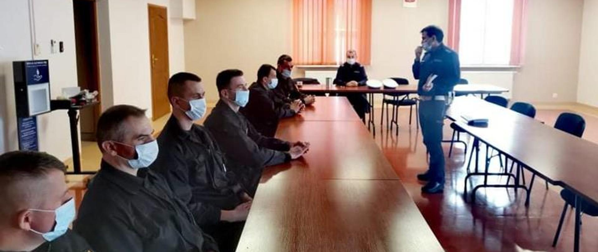 Funkcjonariusze podczas Szkolenia z zakresu bezpieczeństwa w ruchu drogowym