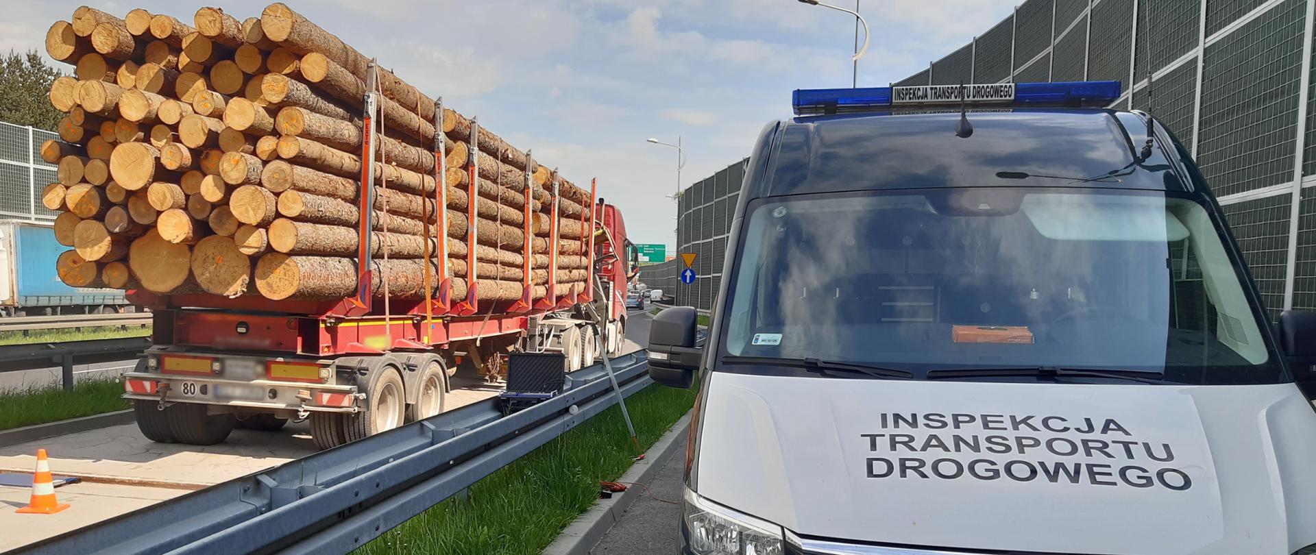 Ciężarówka przewożąca kłody drewna i radiowóz ITD