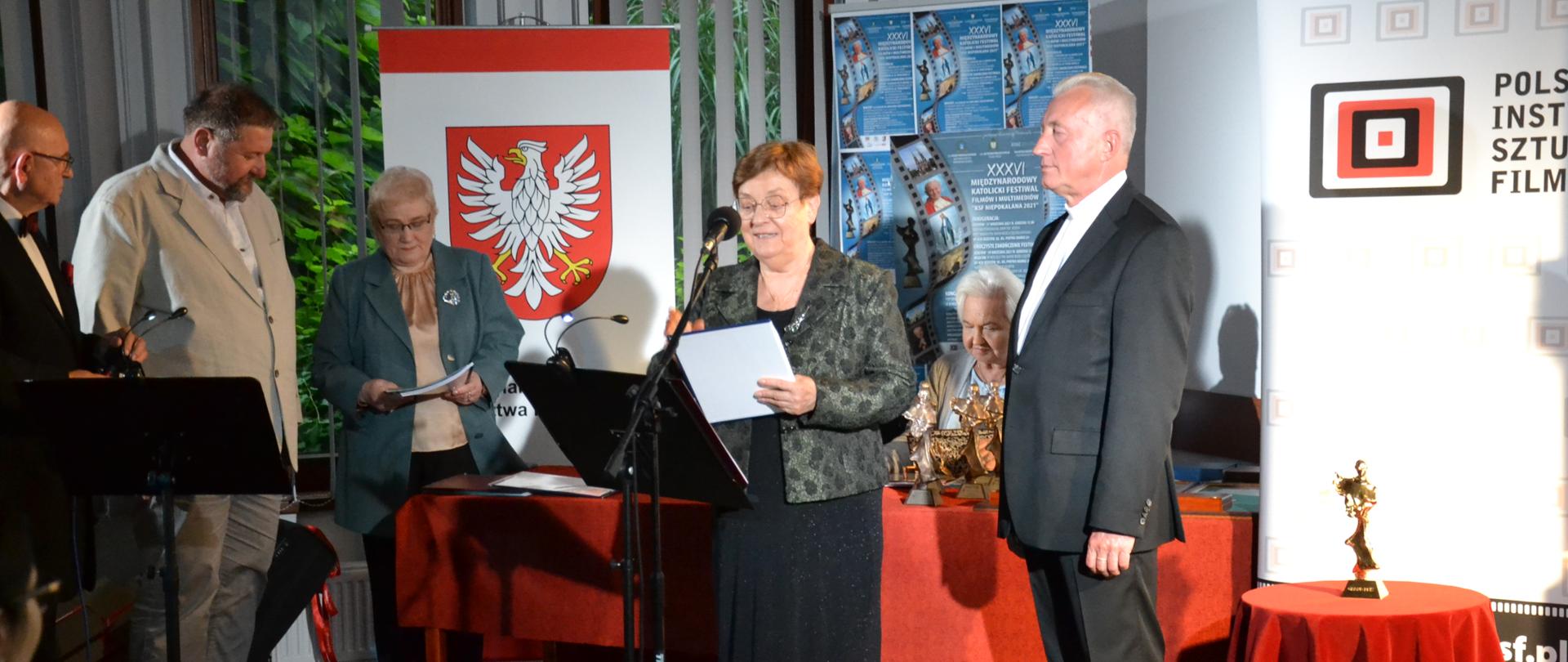Wystąpienie wiceprzewodniczącej KRRiT Teresy Bochwic, obok stoją organizatorzy festiwalu