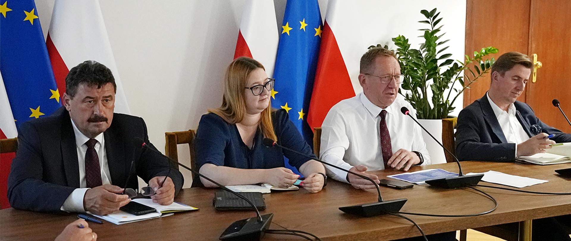 członkowie kierownictwa Resortu siedzący za stołem prezydialnym