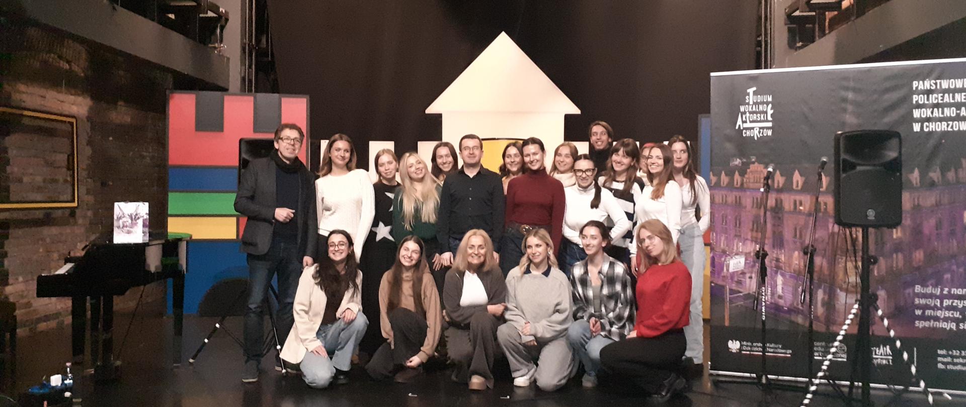 Na scenie teatru Słuchacze, Nauczyciele oraz dr. Izabela Zając-Małys