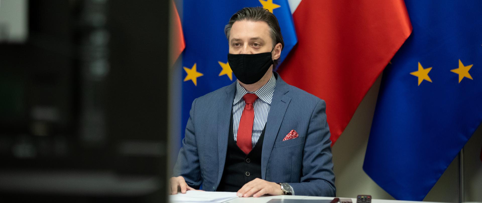 Na zdjęciu: wiceminister Bartosz Grodecki podczas konsultacji w formie wideokonferencji 