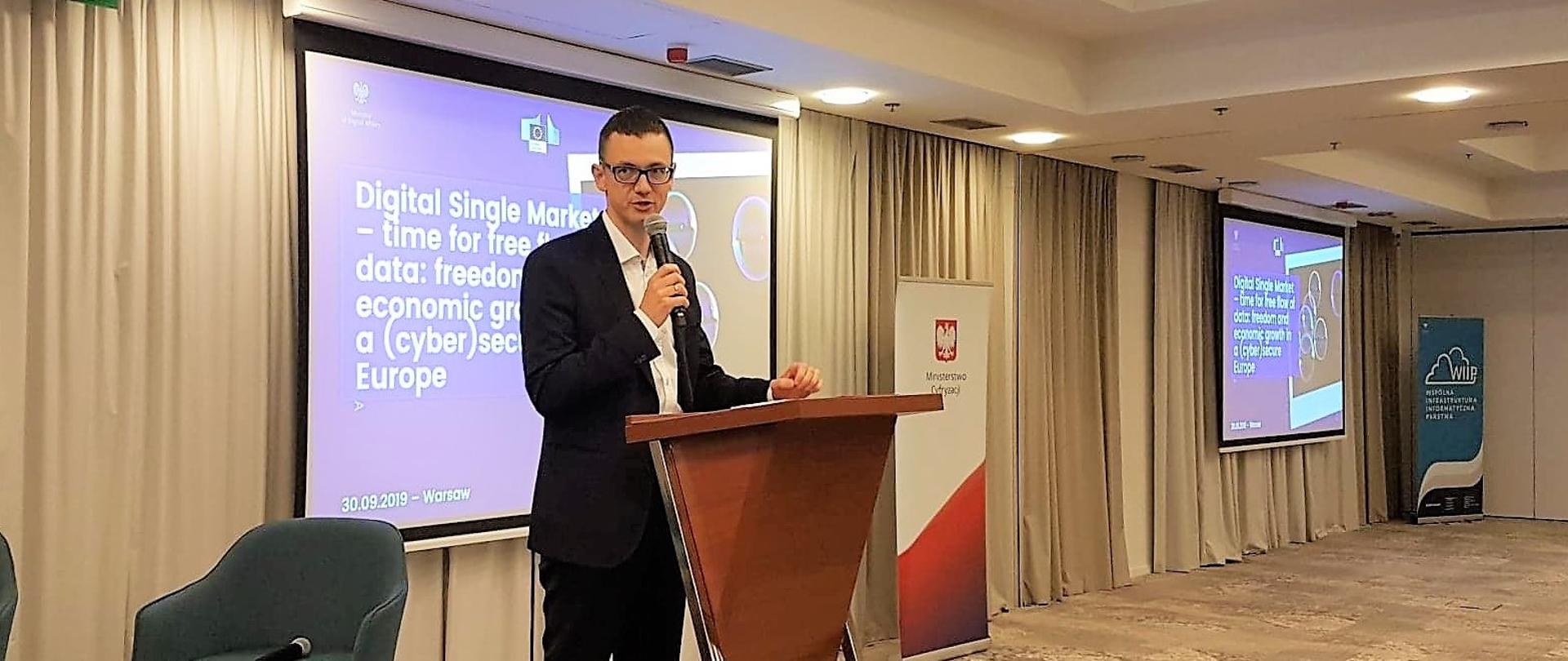 Wiceminister Karol Okoński przemawia z mównicy.