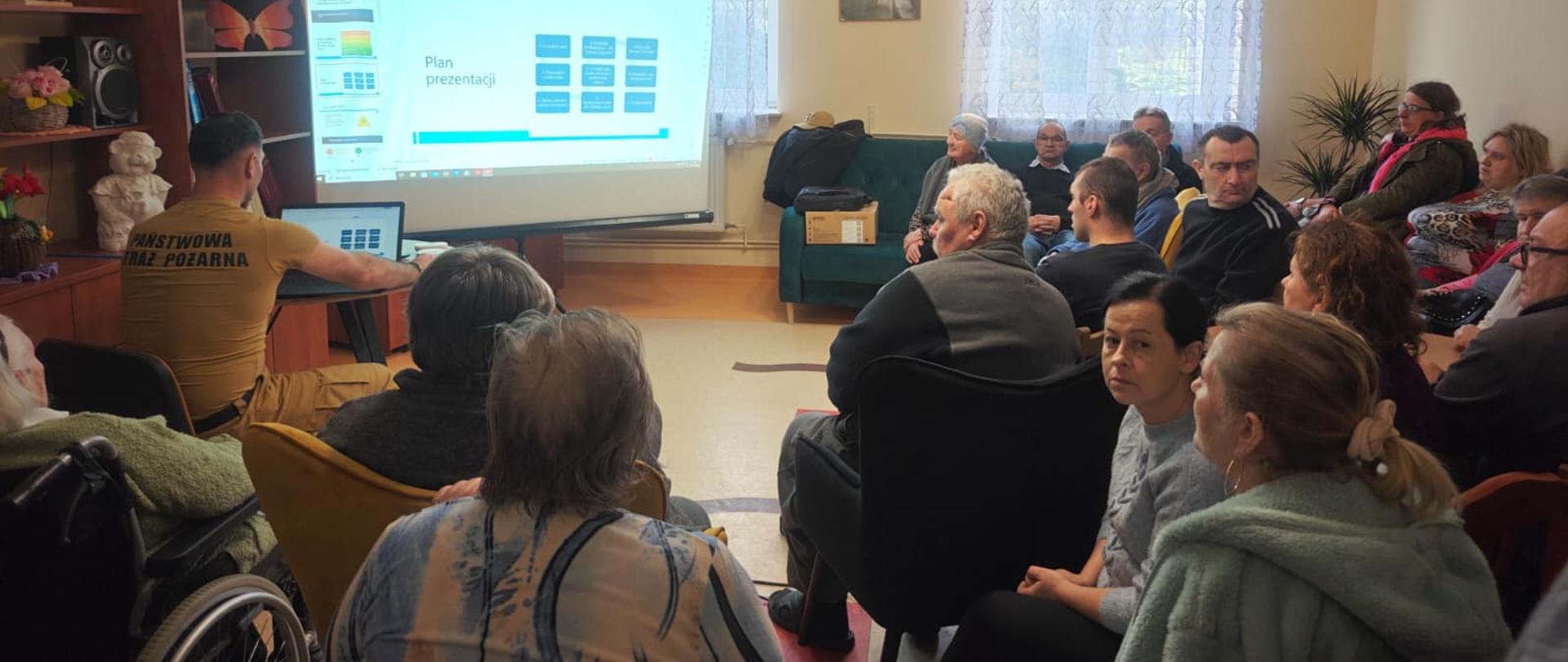 Zdjęcie przedstawia uczestników pogadanki.