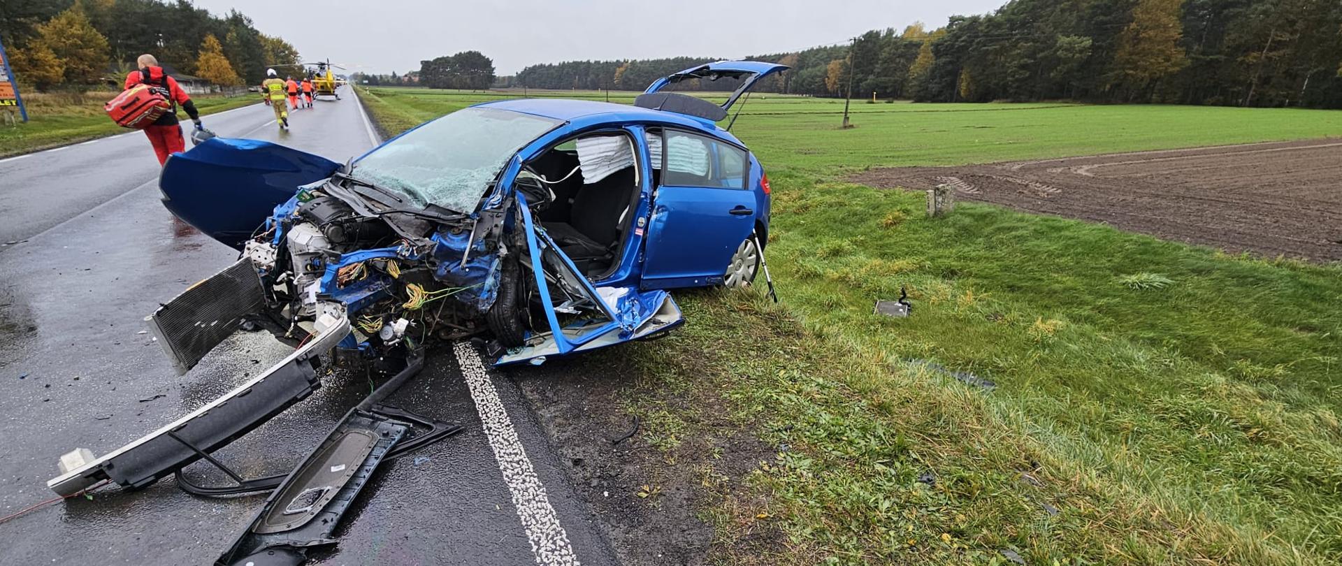 Uszkodzony samochod osobowy na drodze.