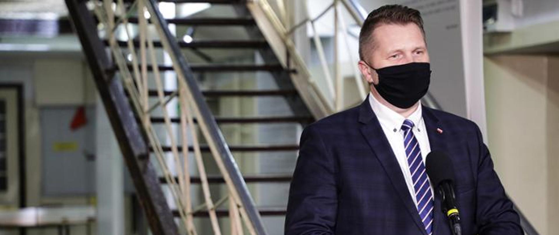 Minister Edukacji i Nauki Przemysław Czarnek w maseczce