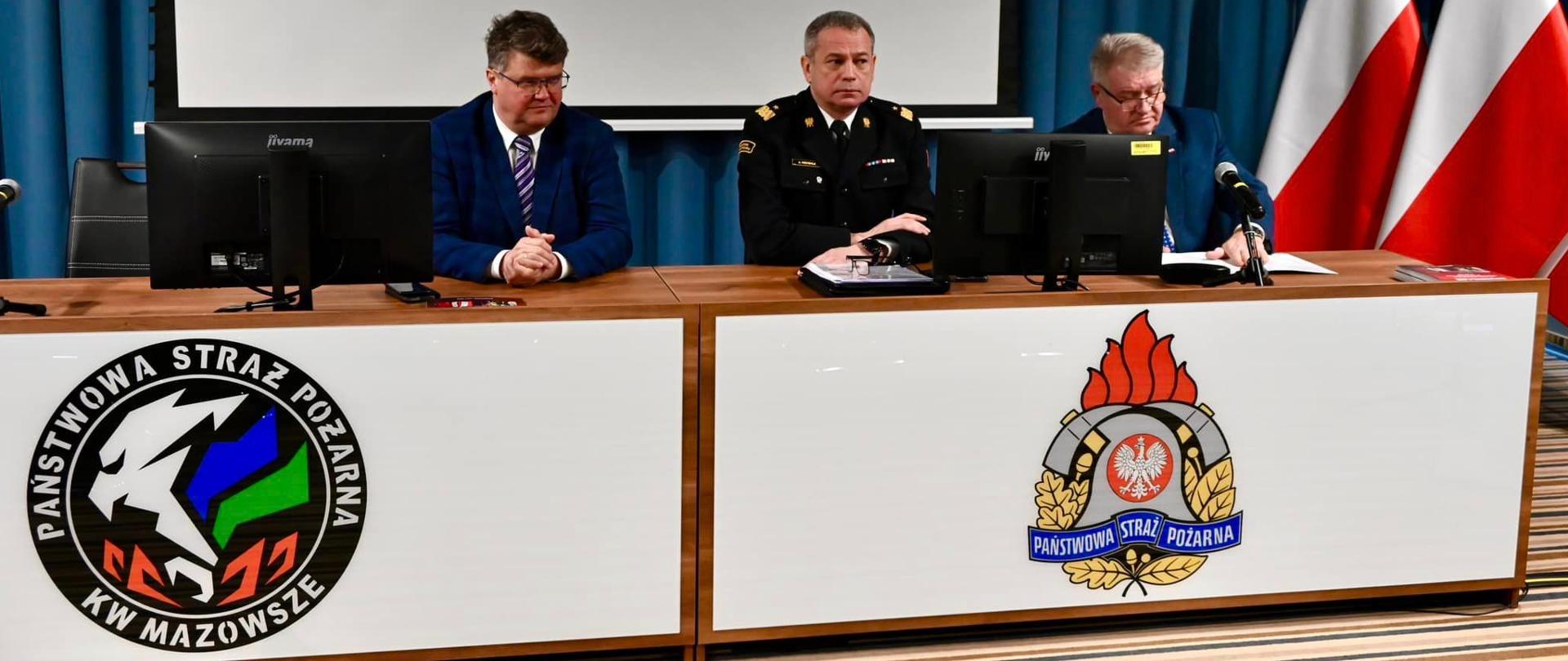 Widać siedzących przy stole konferencyjnym: ministra SWiA Macieja Wąsika, zastępcę komendanta głównego PSP nadbryg. Arkadiusza Przybyłę, przedstawicielem władz samorządowych