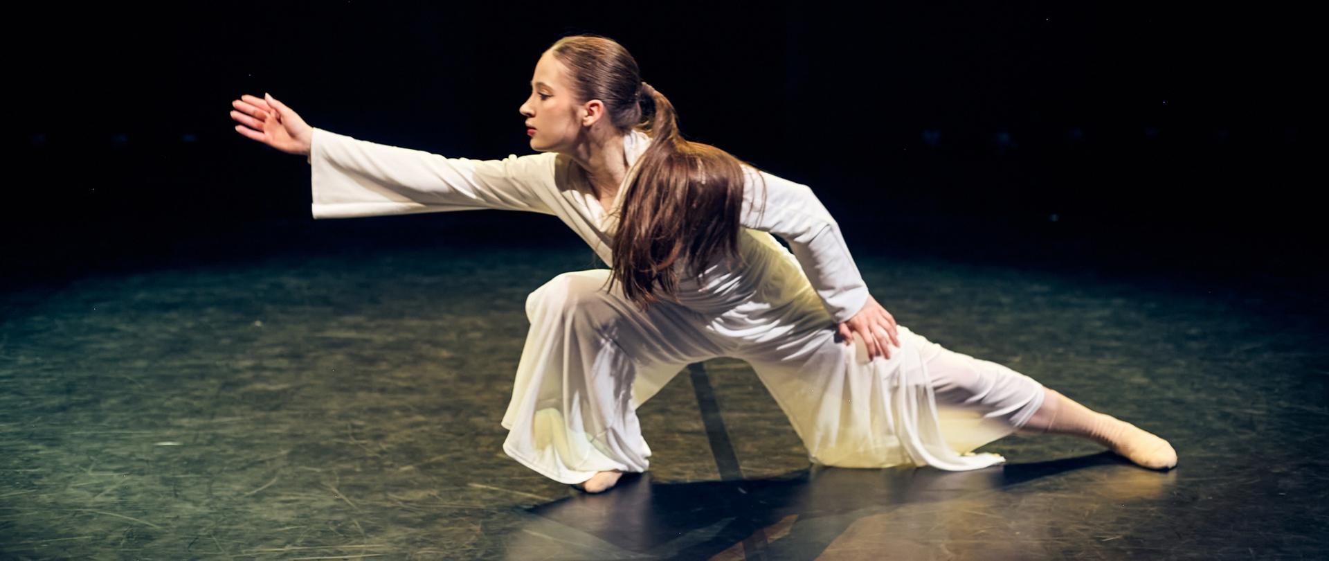 Agata Basendowska w choreografii Artura Grabarczyka "I asked the moon to come"
