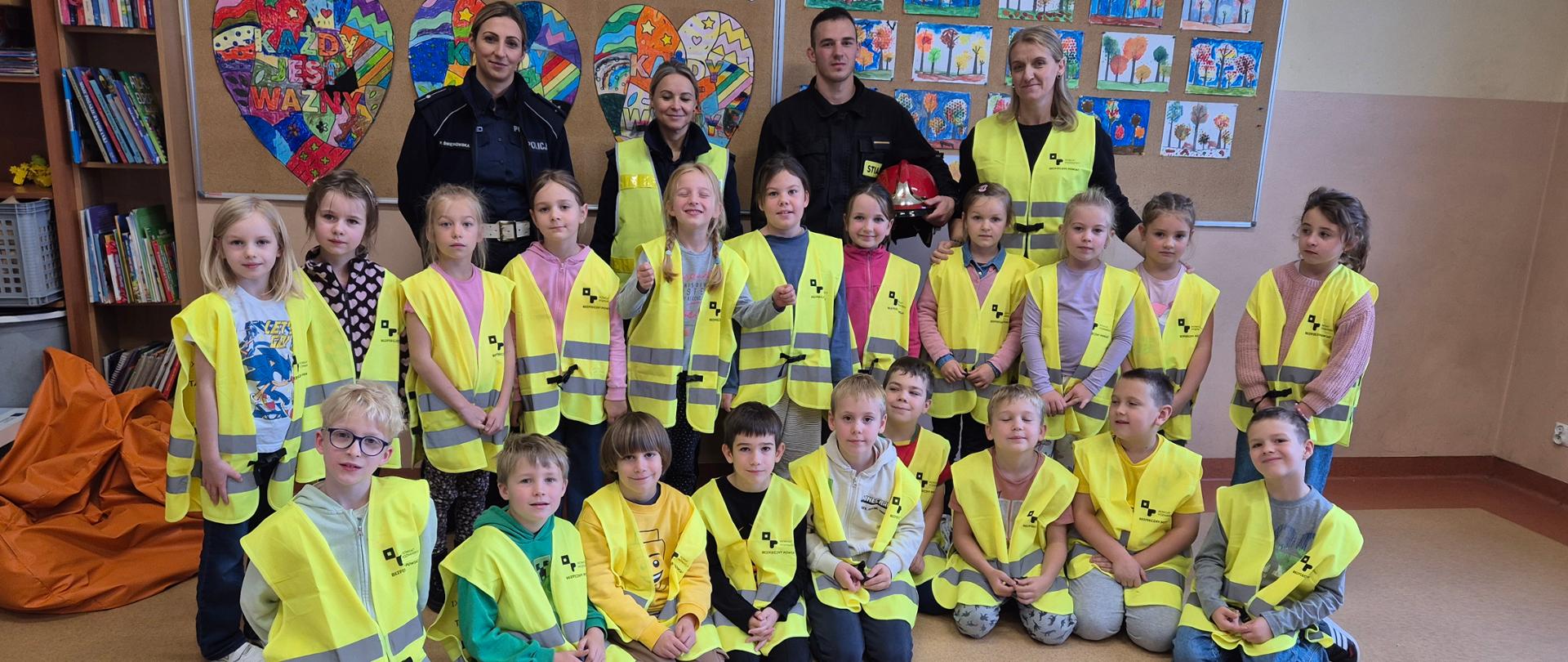 Akcja Bezpieczny Pierwszoklasista - zdjęcie grupowe.