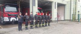 Strażacy KP PSP w Pińczowie podczas podniesienia flagi RP śpiewają hymn narodowy.