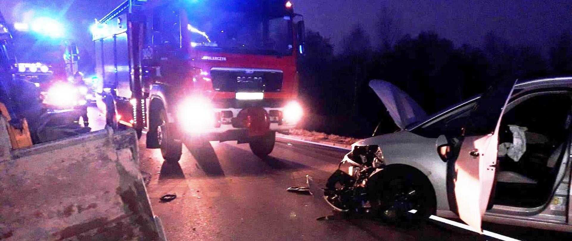 Samochody uczestniczące w zdarzeniu oraz samochód pożarniczy