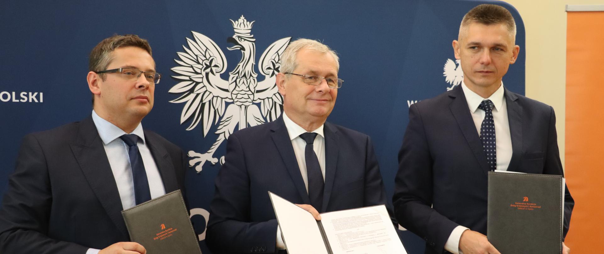 Trzech mężczyzn trzymających teczki