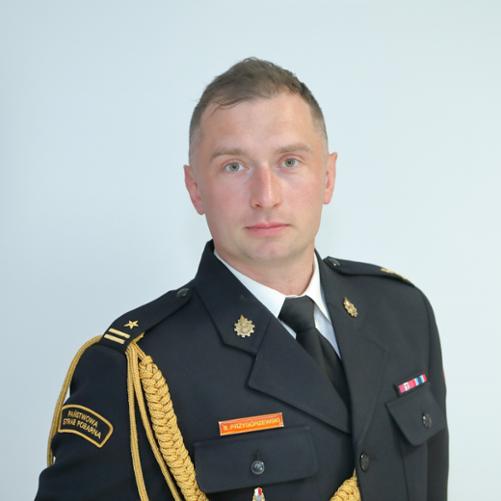 portret mł. bryg. Bartosza Przygórzewskiego w mundurze wyjściowym