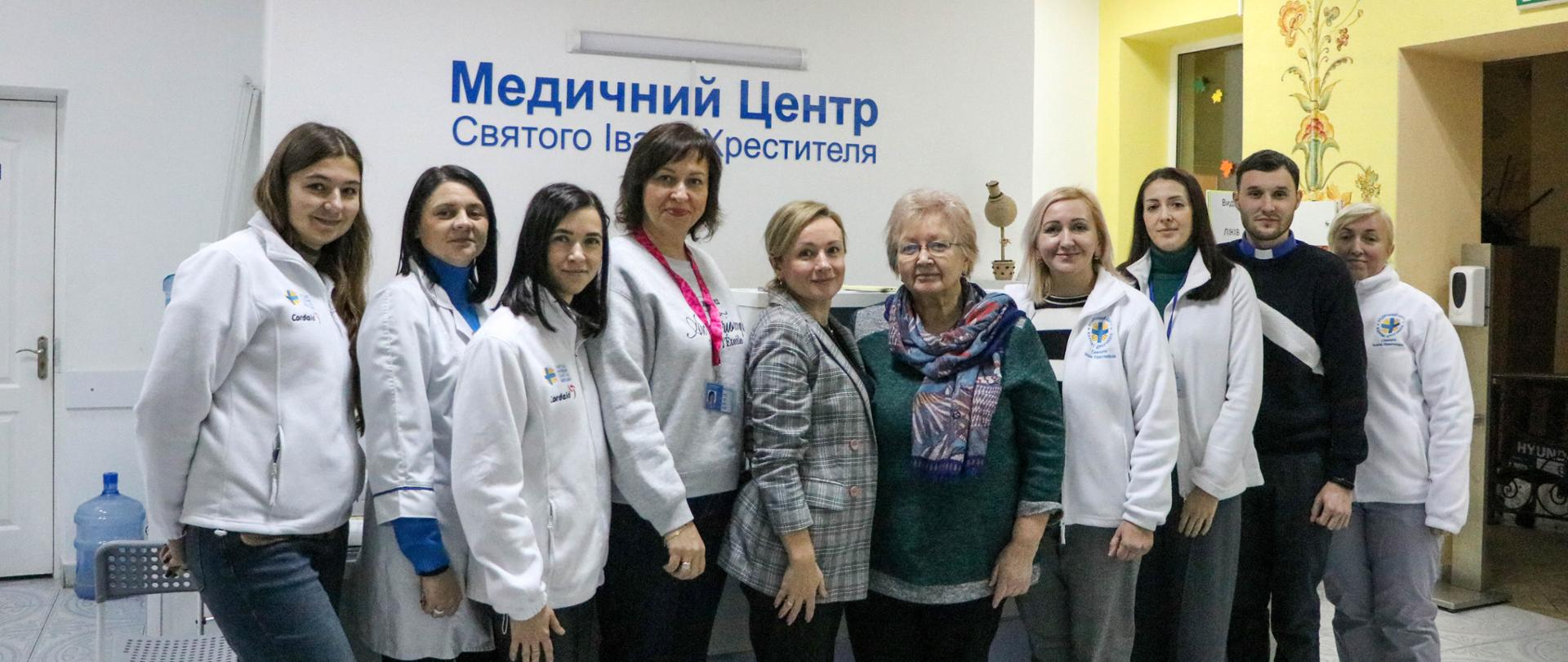 Zdjęcie grupy osób na tle szpitala