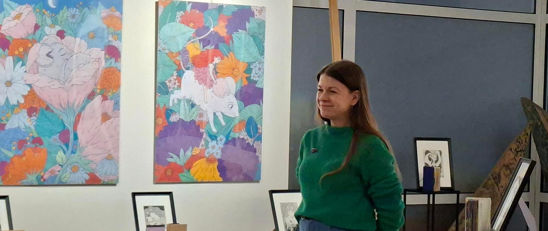 Fotografia wykonana podczas z wernisażu Dobrosławy Rafalskiej ukazująca autorkę oraz Jej prace.