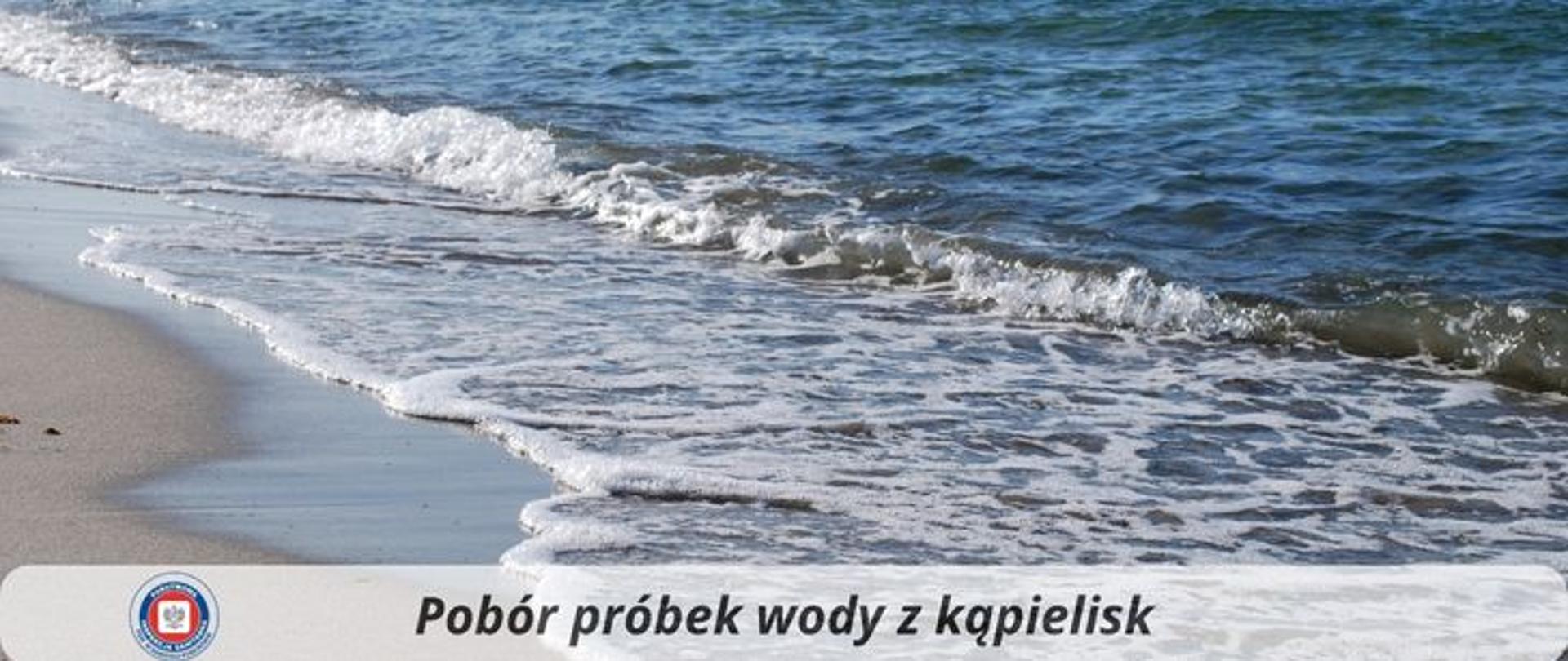Widok morski. Niebieskie morze z białymi spokojnymi falami, mokra plaża. Na dole ciemny napis Pobór próbek wody z kąpielisk. Po lewej stronie logo Państwowej Inspekcji Sanitarnej.