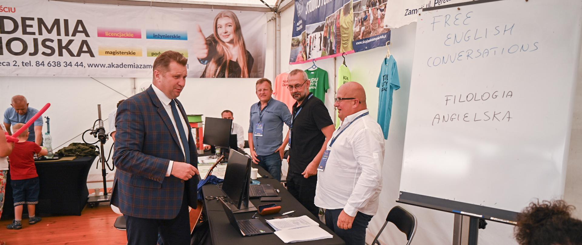 Minister Czarnek w obecności trzech mężczyzn organizujących wydarzenie