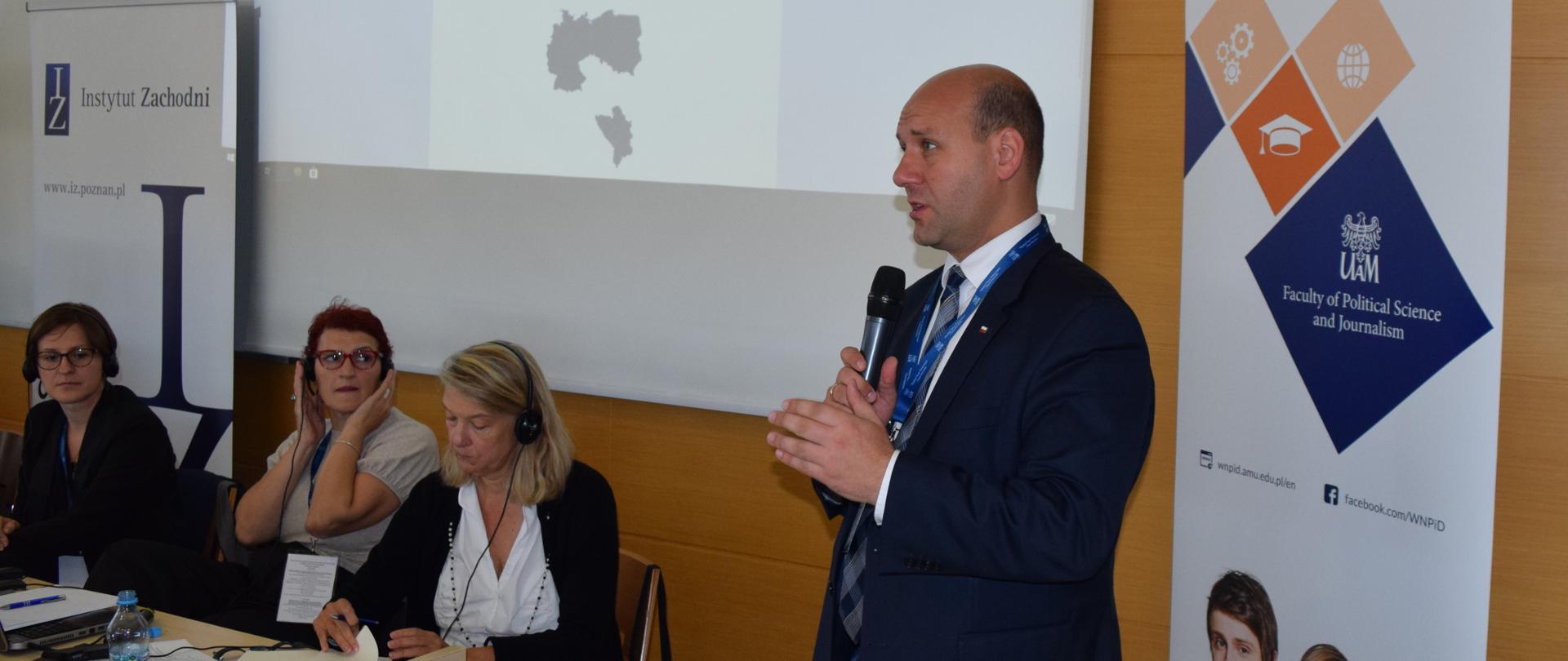 Wiceminister Szymon Szynkowski vel Sęk podczas debaty w Poznaniu