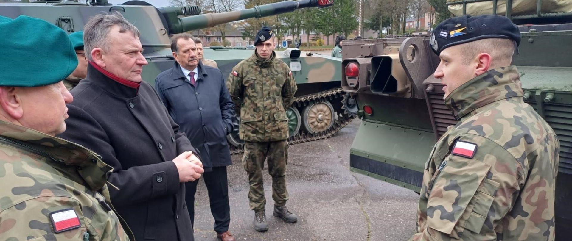 W środę, 3 kwietnia br., Paweł Bejda, sekretarz stanu w MON spotkał się z kadrą dowódczą i żołnierzami 9 Warmińskiego Pułku Rozpoznawczego w Lidzbarku Warmińskim oraz 20 Bartoszyckiej Brygady Zmechanizowanej. 