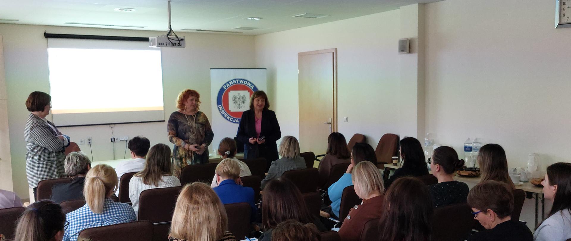 Na zdjęciu widać dr n.med. Annę Matejuk Opolskiego Wojewódzkiego Inspektora Sanitarnego, dr n.med. Urszulę Posmyk kierownika Oddziału EP WSSE w Opolu oraz Renatę Czajkę pracownika Oddziału EP WSSE w Opolu 