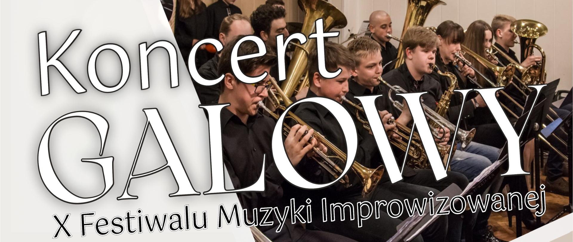 Plakat X Festiwal Muzyki Improwizowanej 2022 na górze logo szkoły w kolorze niebieskim i napis Państwowa Szkoła Muzyczna I stopnia im. Zygmunta Noskowskiego w Krzeszowicach Stowarzyszenie Pokochajmy Muzykę, niżej duży napis Koncert Galowy X Festiwalu Muzyki Improwizowanej, na tle zdjęcia orkiestry uczniów i nauczycieli z instrumentami dętymi, niżej występujący: Maciej Fortuna, Piotr Domagała, Ryszard Pałka, Mateusz Pałka, Magdalena Suruło, Orkiestra rozrywkowa i Chór PSM, po prawej na szarym tle napis 16 listopada 18:30 Aula PSM wstęp wolny, a na dole logotypy patronatów i sponsorów