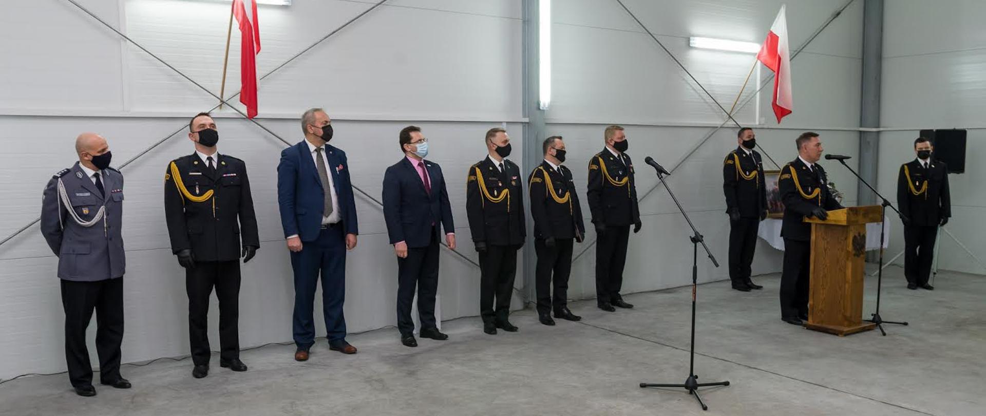 Komendant Powiatowy mł. bryg. Marek Stępień żegna się z funkcjonariuszami