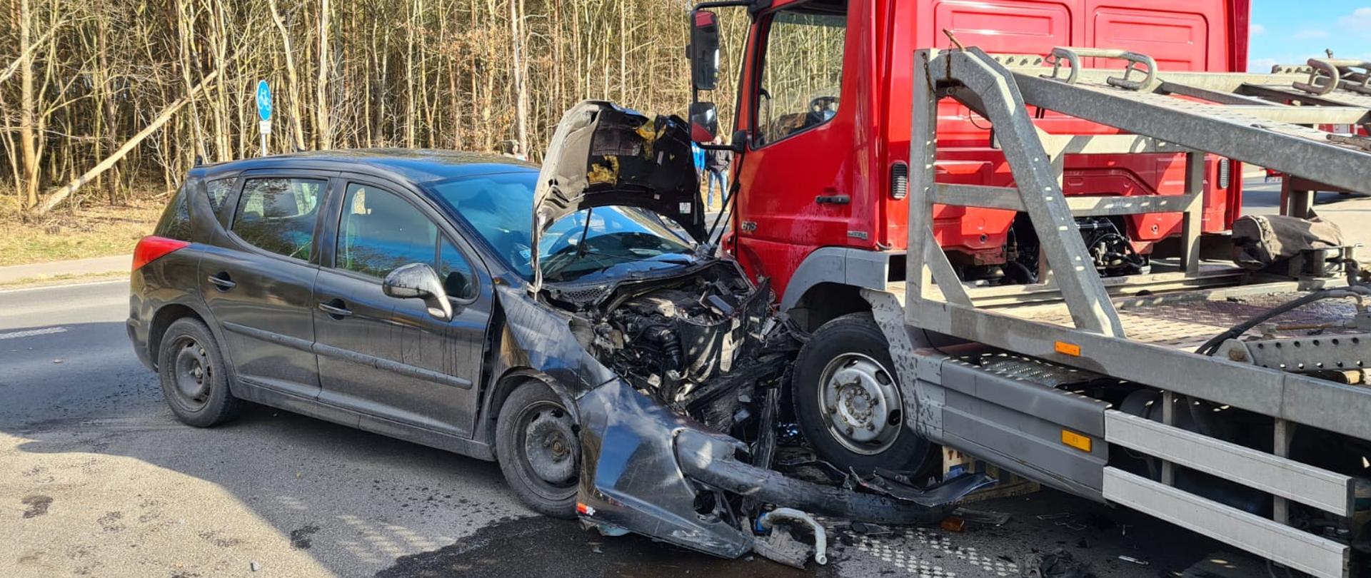 Na zdjęciu widzimy samochód osobowy, który uderzył w samochód ciężarowy