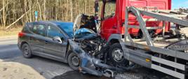 Na zdjęciu widzimy samochód osobowy, który uderzył w samochód ciężarowy