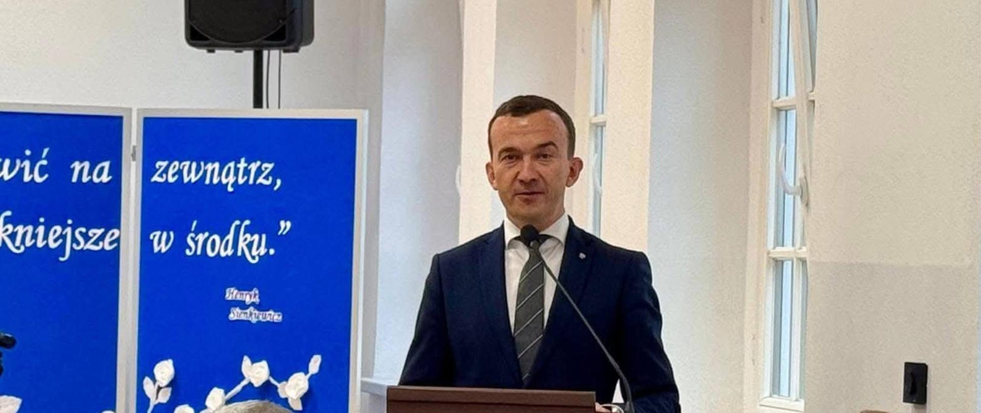 Zdjęcie przedstawia przemawiającego mężczyznę