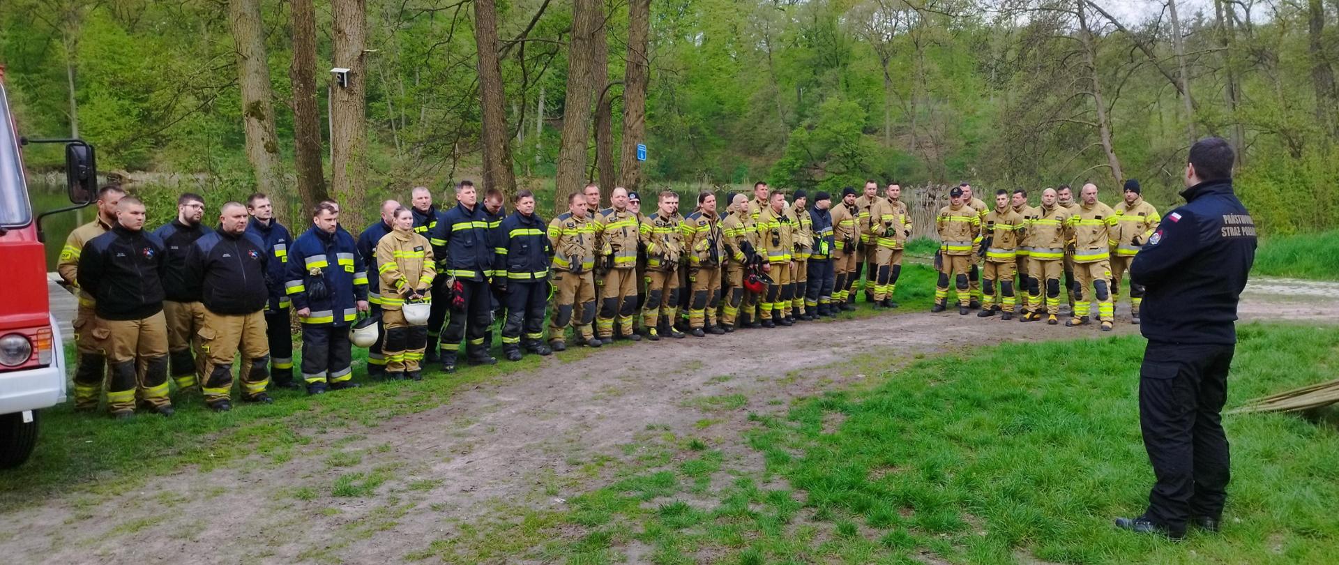 Zbiórka strażaków w dwu szeregu, na przeciwko nich dowódca JRG Stargard