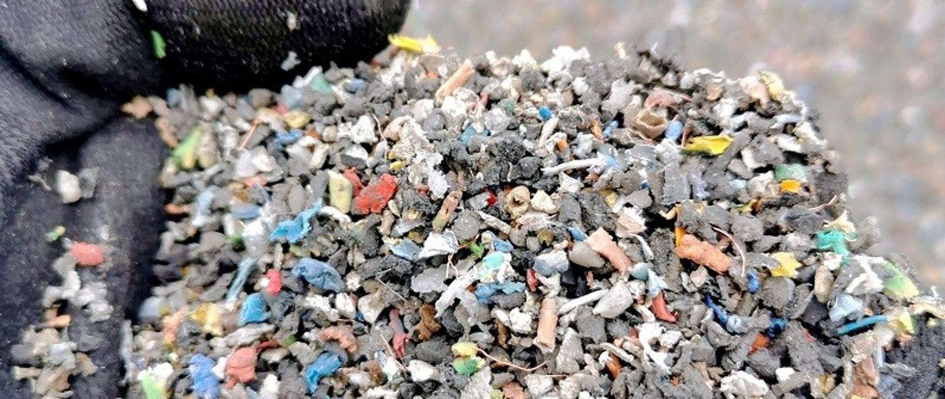 Nielegalne odpady na dłoni w rękawiczce.