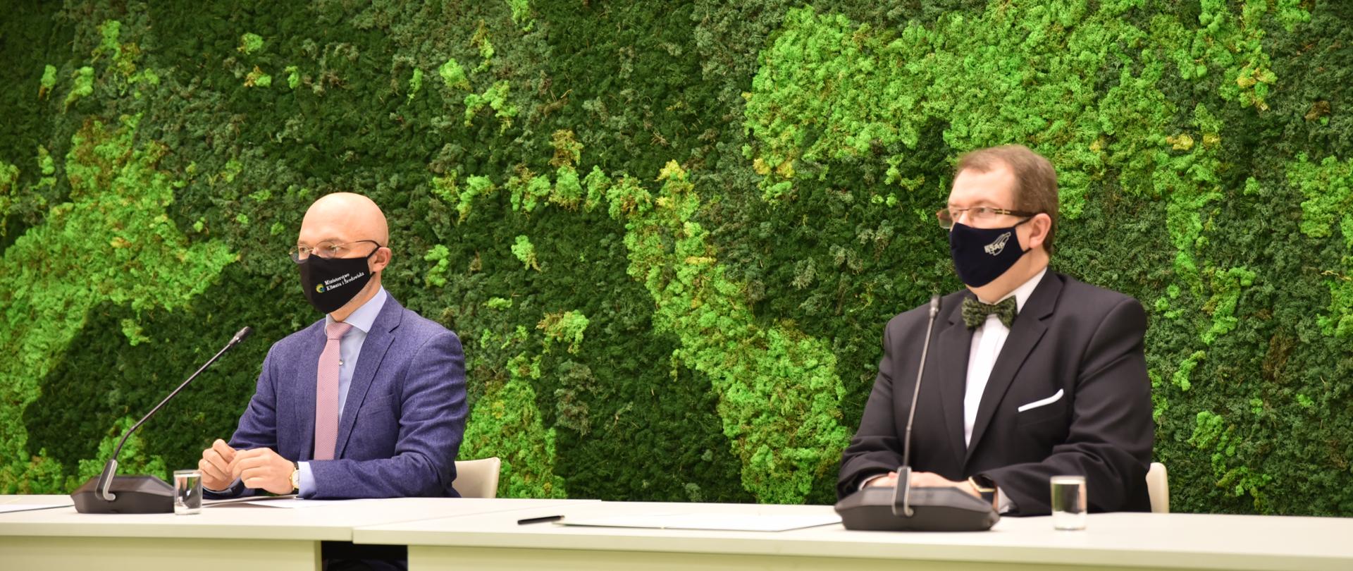 Minister klimatu i środowiska oraz dyrektor KSAP podczas uroczystości podpisania listu intencyjnego ws. współpracy w zakresie organizacji Akademii Transformacji Energetyczno-Klimatycznej