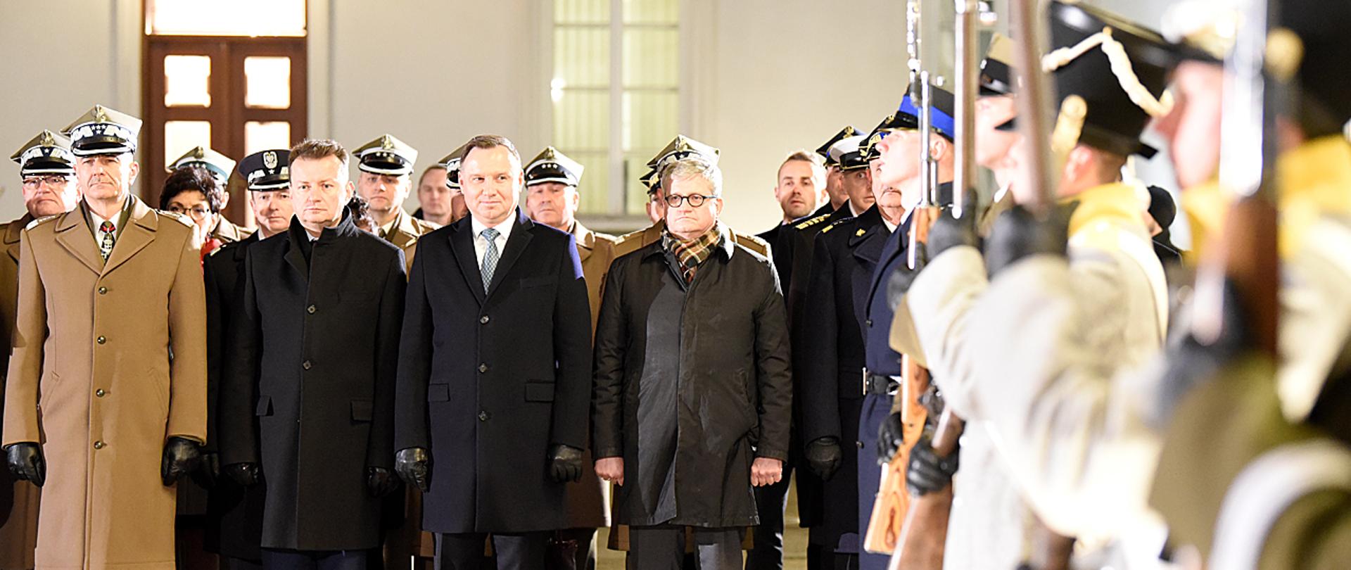 Minister Mariusz Błaszczak na apelu z okazji Dnia Podchorążego w Belwederze