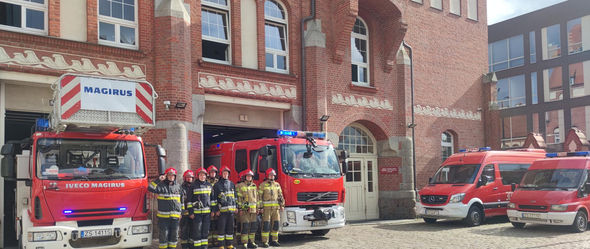 Hołd oddany Bohaterom w 77 rocznicę Powstania Warszawskiego przez Jednostki Ratowniczo-Gaśnicze Komendy Miejskiej Państwowej Straży Pożarnej w Szczecinie 