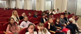 zdjęcie dzieci siedzących na widowni