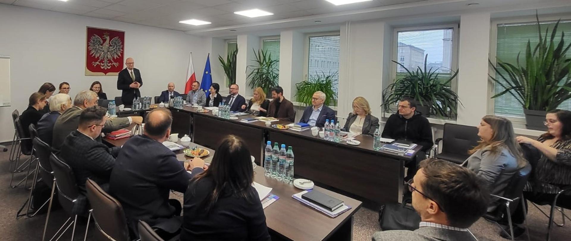 Przewodniczący Rady IIP Andrzej Żylis oraz przedstawiciele Rady Infrastruktury Informacji Przestrzennej podczas posiedzenia.