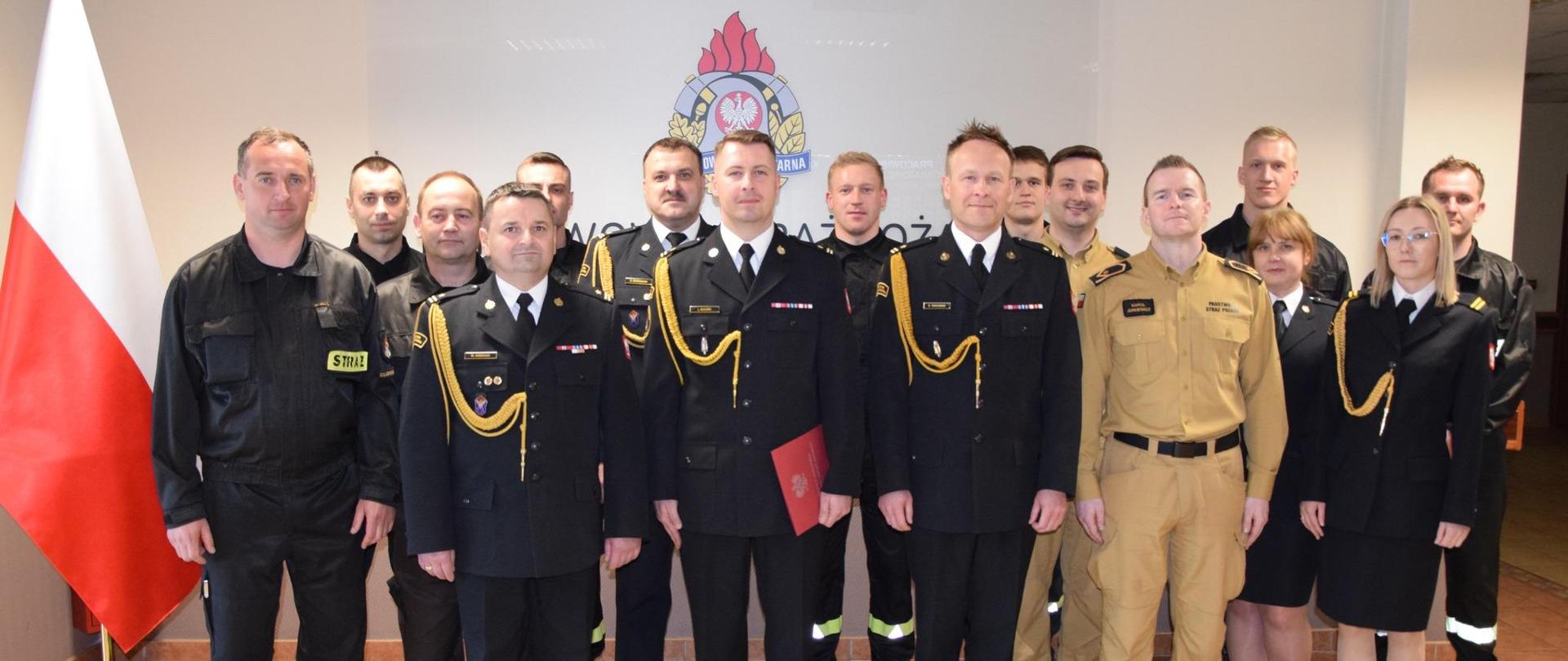 Nowo mianowany Zastępca Dowódcy JRG stoi wraz z uczestnikami uroczystej zbiórki.