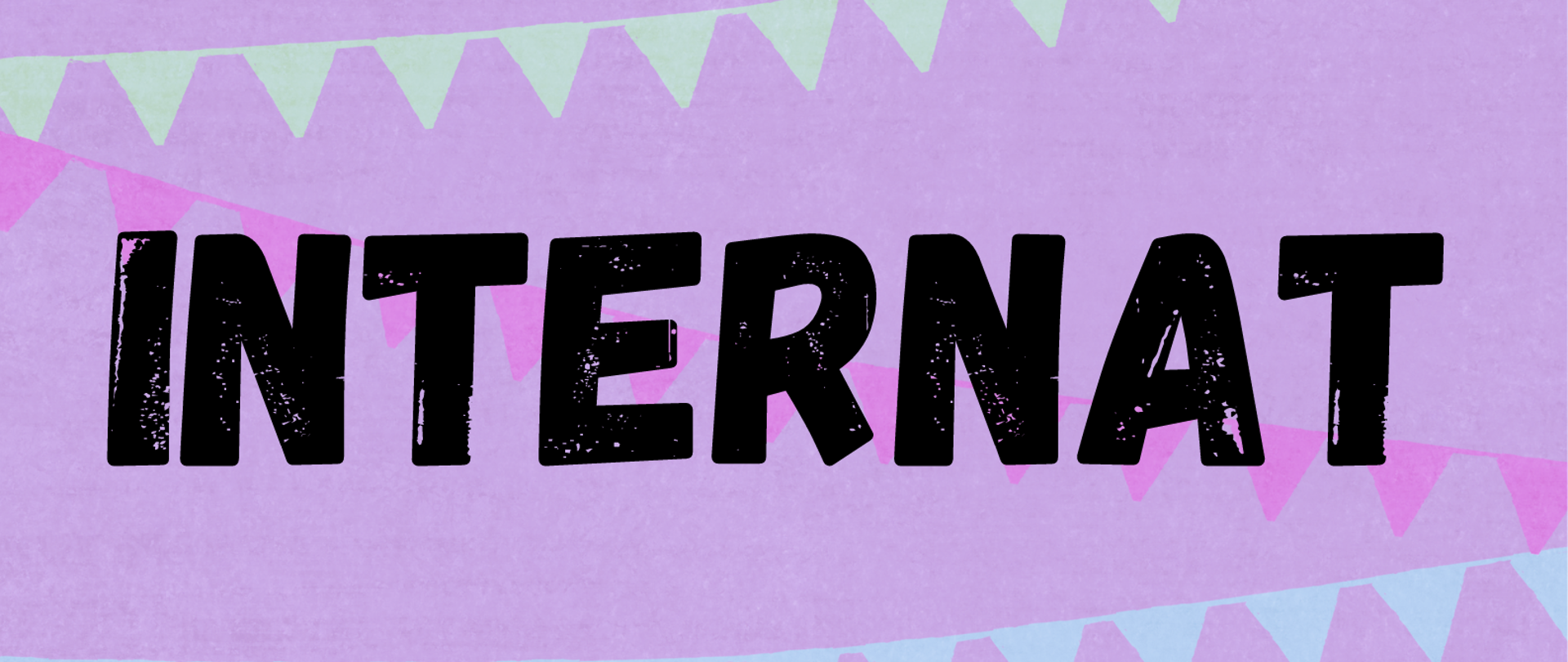Czarny napis INTERNAT na fioletowym tle z kolorowymi girlandami