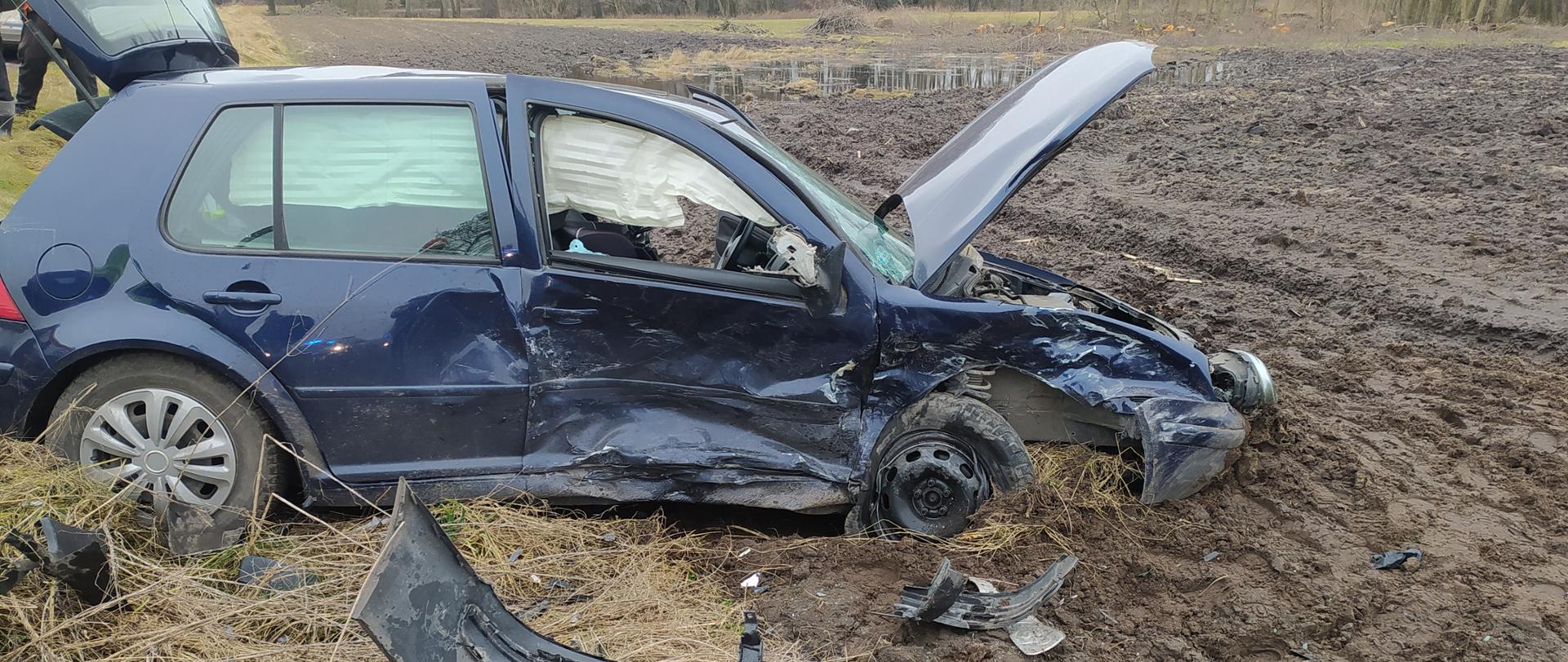 Zdjęcie przedstawia samochód osobowy VW po wypadku.