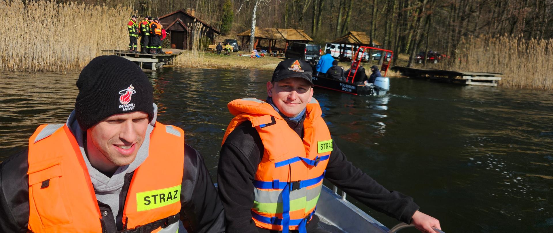 Strażacy w łodzi podczas ćwiczeń