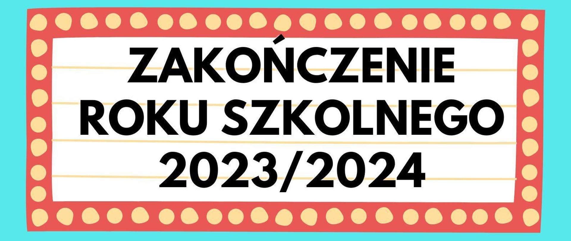 Na turkusowym tle wstawiona klatka filmowa z czarnym napisem. Poniżej dzień i data napisane czarnymi literami. W środkowej części po obu stronach muzyczne symbole. Od połowy w dół wstawiony jasnobrązowe pole trapezu z informacją o zakończeniu roku szkolnego napisaną czarnym tekstem. W lewym dolnym rogu logo szkoły.